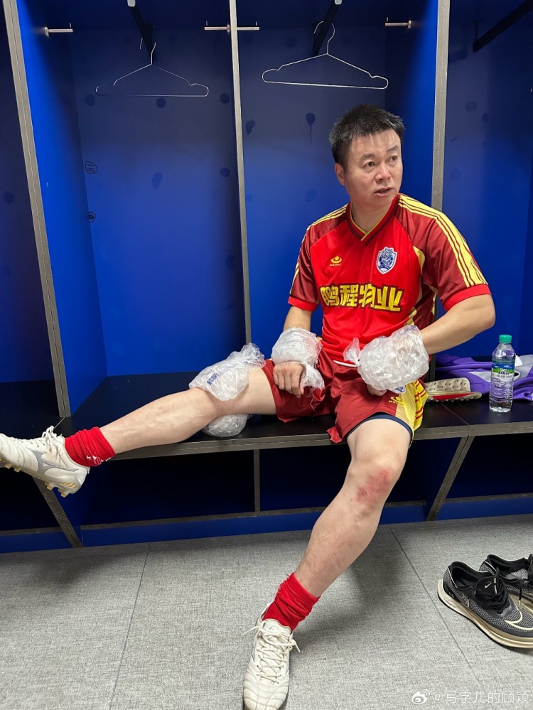 記者：于根偉老甲A比賽被踢傷，膝蓋也花了手腕也腫了